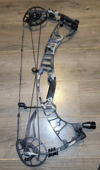 NEW HOYT VENTUM PRO 30 BOW - 25"-30" 70lbs